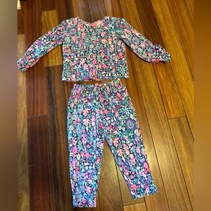 100% Authentic kids Lilly Pulitzer outfit. Gently worn. Size xs (2-4).